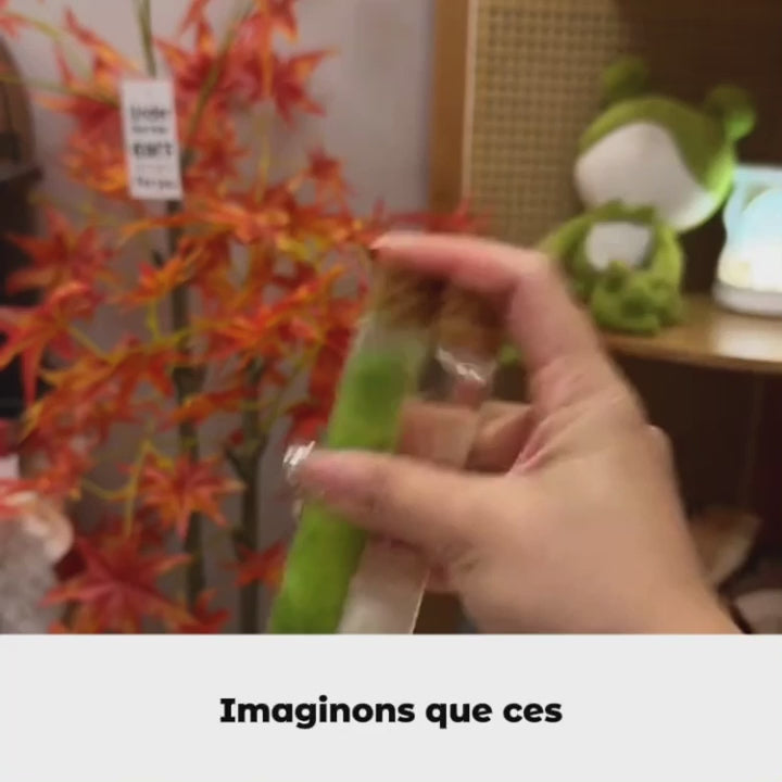 Charger la vidéo : &lt;p&gt;Grâce à leur richesse en fibres végétales et en protéines hautement digestibles, les bouchées vertes soutiennent le transit intestinal de votre chat et facilitent l’élimination naturelle des éléments indésirables (poils ingérés, résidus alimentaires…).&lt;/p&gt;&lt;p&gt;💡 &lt;strong&gt;La preuve en image :&lt;/strong&gt;&lt;/p&gt;&lt;p&gt;Dans cette démonstration, on observe comment les fibres contenues dans les bouchées vertes se lient aux poils et autres particules pour favoriser leur évacuation.&lt;/p&gt;&lt;p&gt;&lt;strong&gt;👉 Résultat :&lt;/strong&gt; &lt;/p&gt;&lt;p&gt;Une digestion plus fluide, moins de boules de poils coincées, et donc moins de vomissements et un meilleur confort digestif au quotidien.&lt;/p&gt;